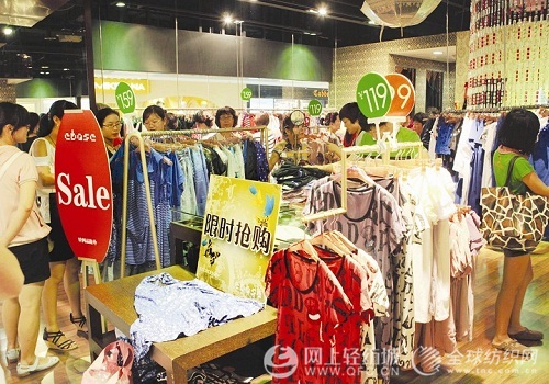 顾客挑选零甲醛衣服